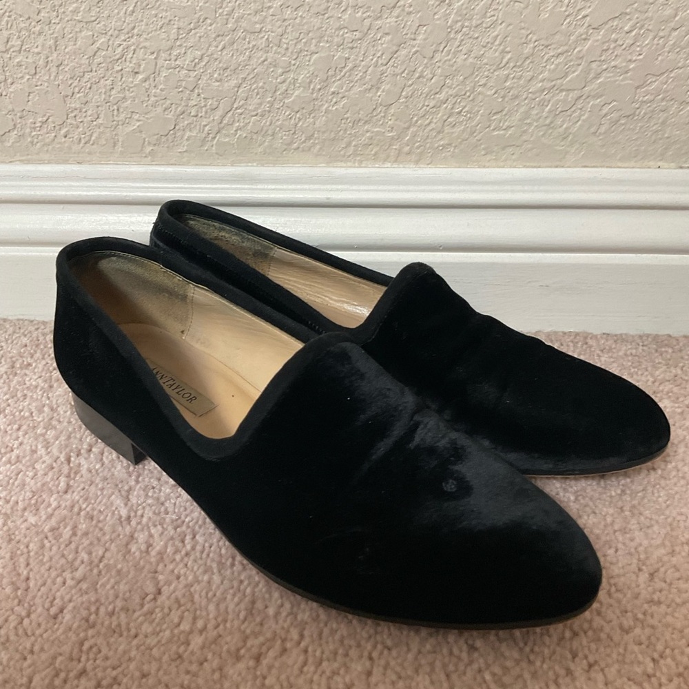 Ann Taylor women’s vintage Classic Black Velvet Loafers-8.5